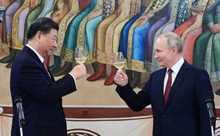 El presidente ruso, Vladimir Putin, y el presidente de China, Xi Jinping, brindan durante una recepción tras sus conversaciones en el Kremlin de Moscú el 21 de marzo de 2023. (Foto de Pavel Byrkin / SPUTNIK / AFP)