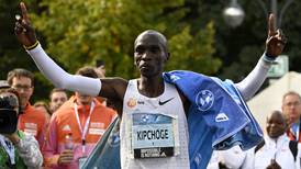 ¿Cómo corre tan rápido? Keniano Eliud Kipchoge rompe récord en Maratón de Berlín