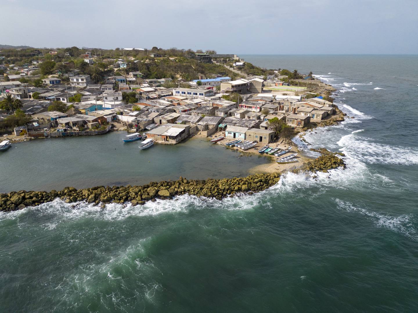 Las autoridades de Cartagena están construyendo 4,5 kilómetros de espolones o barreras de piedra para mitigar el impacto de las olas y proteger los barrios de la inundación, afirmando que el 80% de estos estarían en riesgo sin estas medidas.