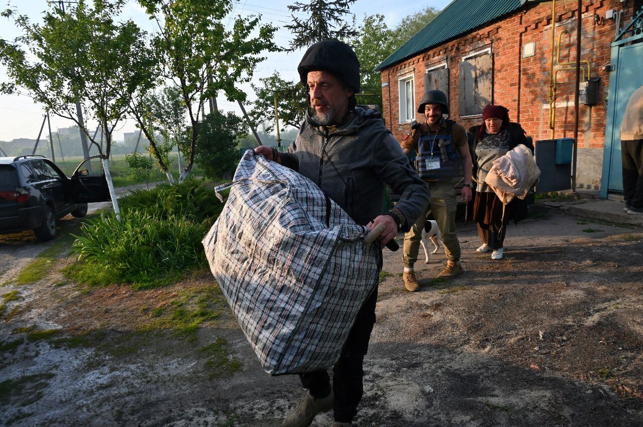 Personal del ejército ucraniano ayuda a los pobladores de localidades fronterizas a evacuar sus casas. Foto: AFP