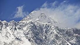 China y Nepal pelean por verdadera altura del Everest