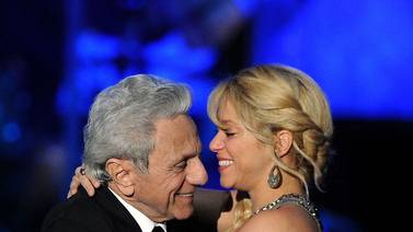 Shakira viajó a Colombia para estar con su padre, al que operarán por una hidrocefalia