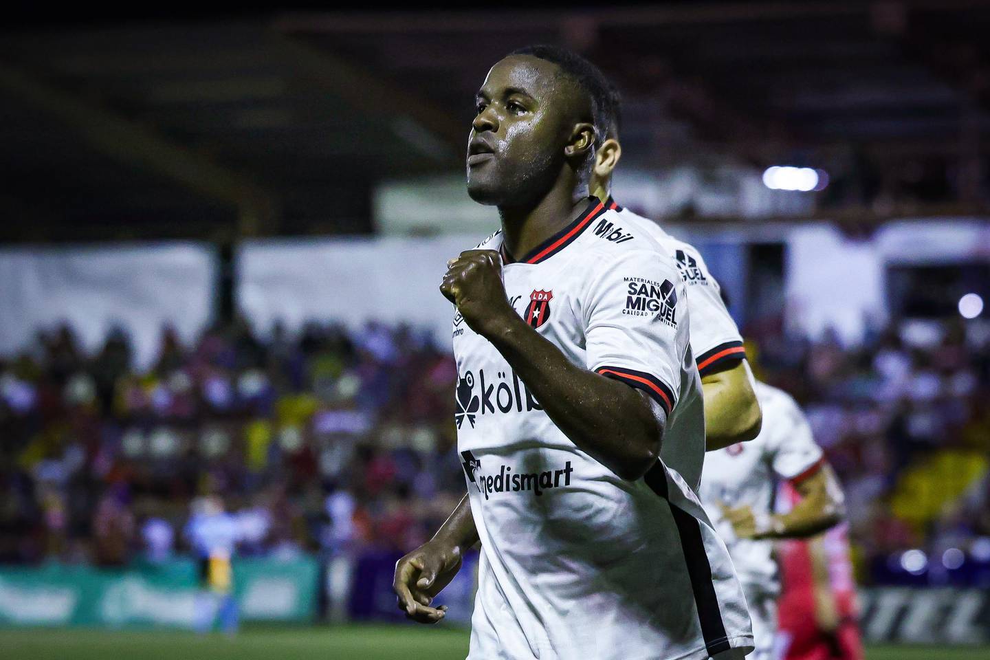 Joel Campbell convirtió el segundo gol de Liga Deportiva Alajuelense en el partido contra Santos.