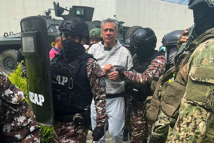La abogada de Jorge Glas denunció que a su cliente lo tienen incomunicado, luego de su detención el viernes 5 de abril por la noche en la embajada de México. Foto Policía de Ecuador/AFP
