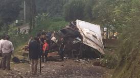 12 muertos y 15 heridos graves por caída de bus a guindo en Cinchona