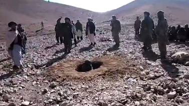 Talibanes afganos matan a una mujer acusada de adulterio a pedradas