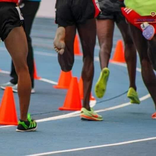 Pese a correr con su pie izquierdo descalzo atleta clasifica a final del Mundial de Atletismo