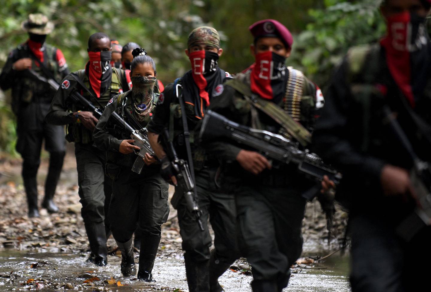 Rebeldes del Ejército de Liberación Nacional (ELN) patrullan cerca del río Baudó en la provincia de Chocó.