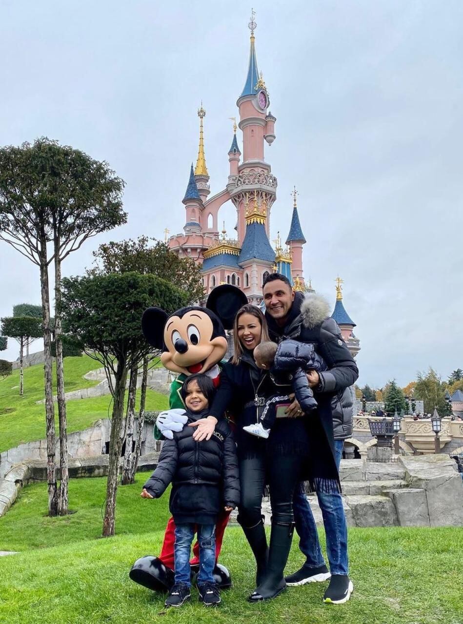 Desde el 2019, la familia Navas Salas visitó en varias ocasiones el parque de atracciones de Disney en París y, por supuesto, publicaron los recuerdos al lado de Mickey Mouse y con el icónico castillo en el fondo. 