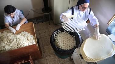 En un pequeño taller, estas monjas producen las hostias con las que comulga Costa Rica