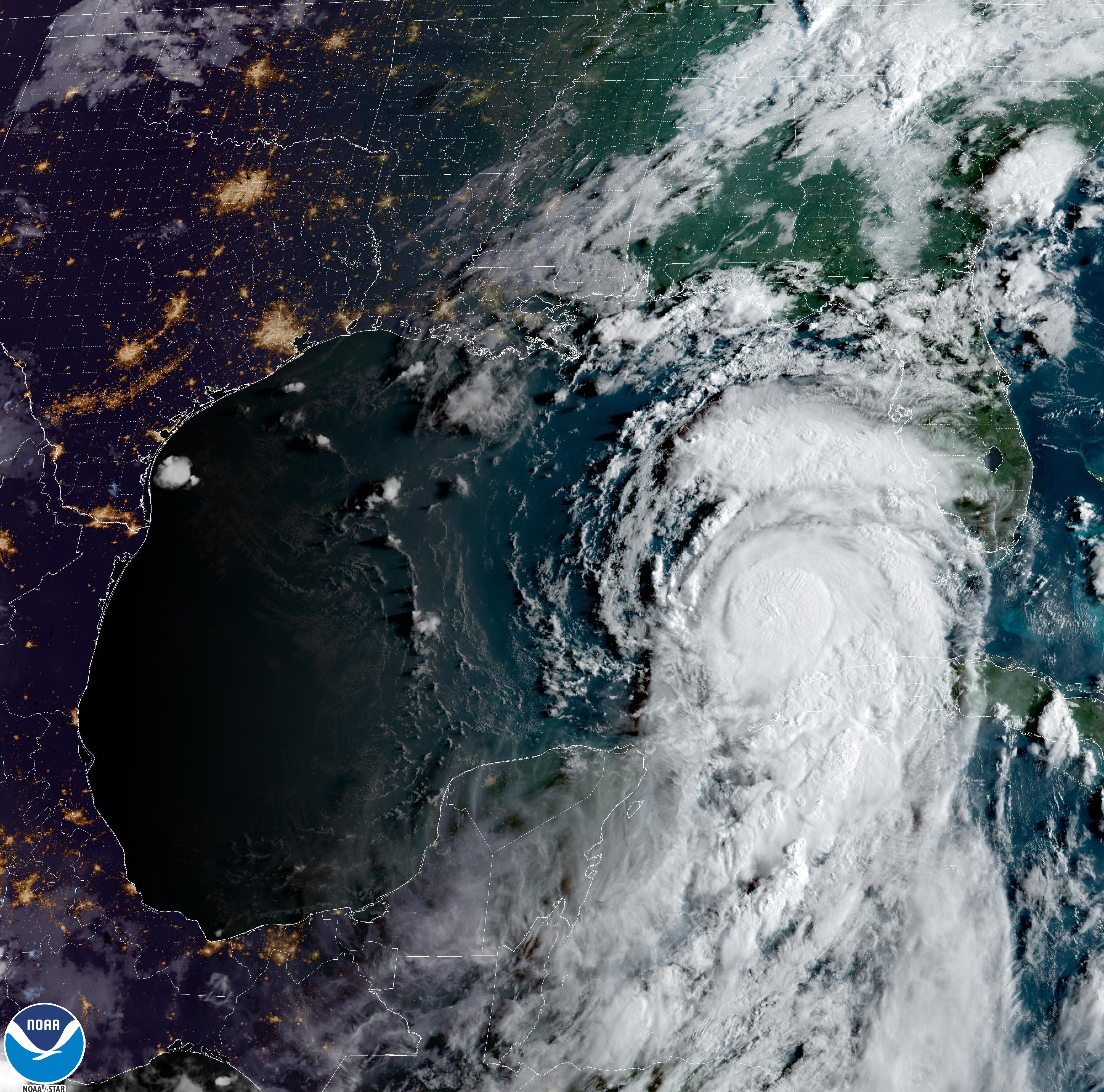 Esta imagen obtenida de la Administración Nacional Oceánica y Atmosférica (NOAA) muestra el huracán Idalia avanzando hacia el Golfo de México
