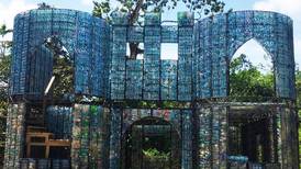 Un pueblo con botellas plásticas se construye en Bocas del Toro