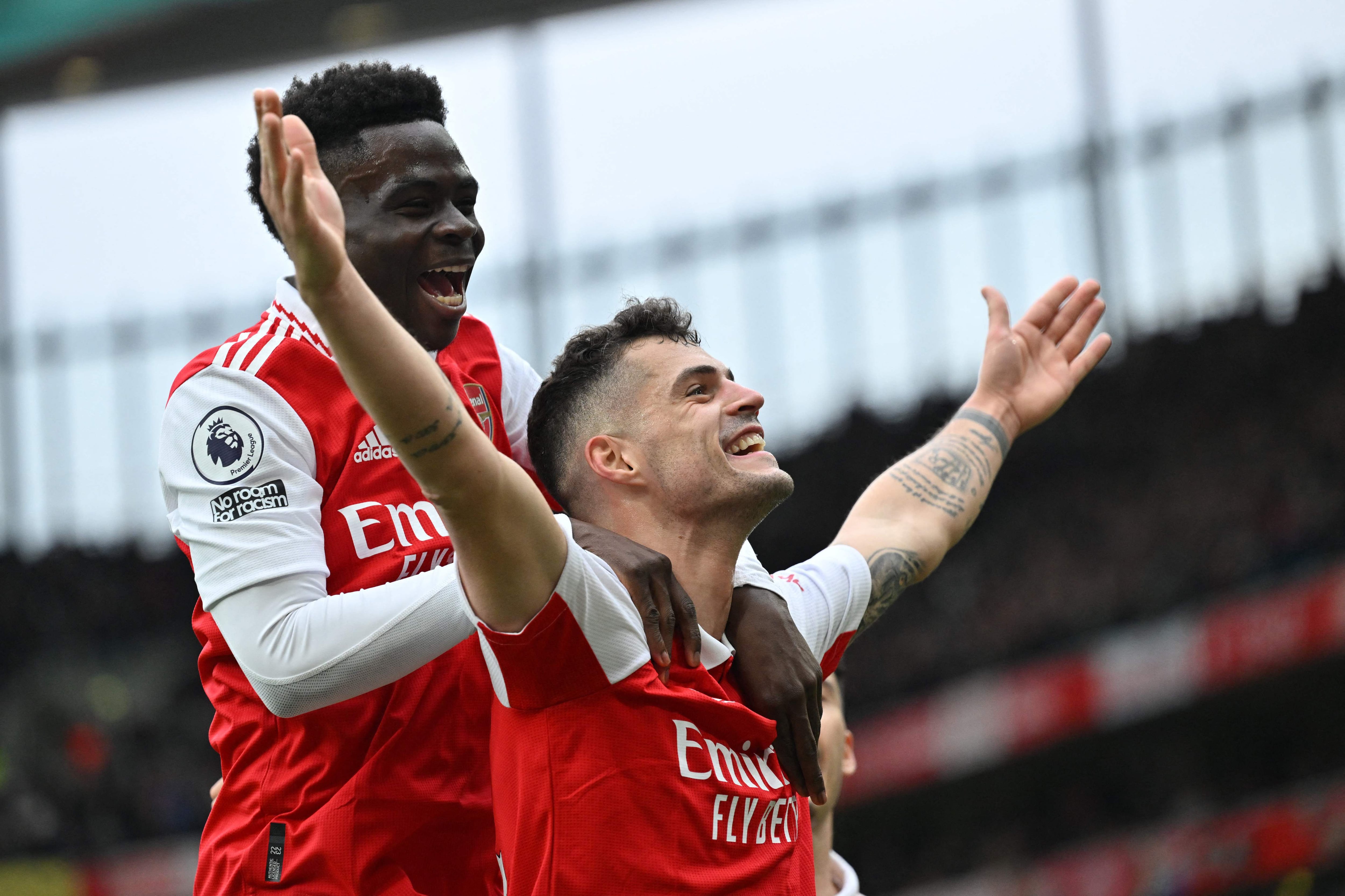 El Arsenal no cede en la cima de la Premier League. Bukayo Saka anotó el segundo gol de su equipo, en la victoria 2-3 contra el Tottenham.