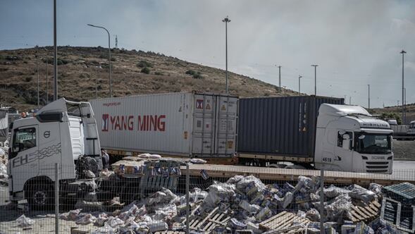 En la última semana, algunas personas estuvieron vandalizando los camiones de ayuda humanitaria que estaban destinados para los habitantes de Gaza. Foto: Oren Ziv/AFP