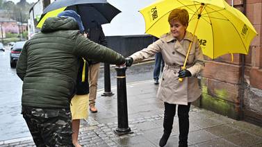 Entre esperanza de independencia y división, los escoceses van a las urnas