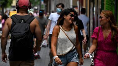 España eliminaría el uso obligatorio de mascarillas en sitios cerrados