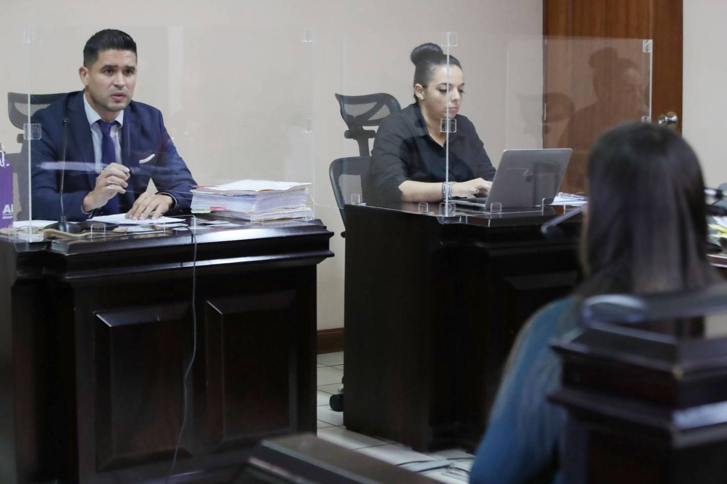 Una vecina de la madre acusada y una patóloga forense fueron las primeras en testificar en el jucio por la muerte del recién nacido, ocurrida en el 2019 en Alajuelita. foto: John Durán.