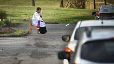 Tiempo de covid-19: sacerdote confiesa a automovilistas en vehículos