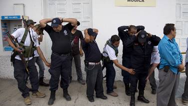   Paramilitares arremeten  contra narcos en Michoacán, México
