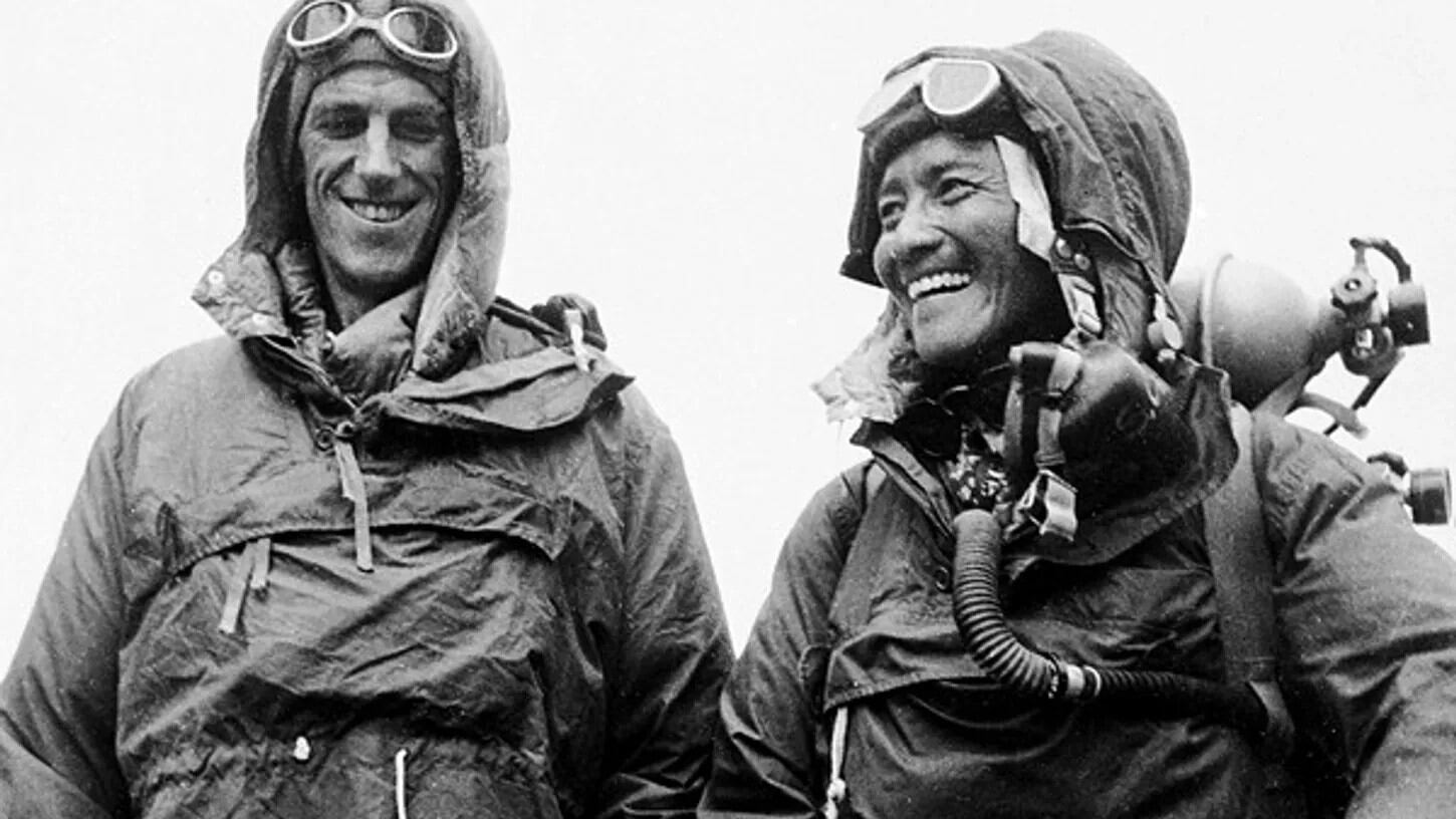 A la derecha, Tenzing Norgay, el habitante de las áreas montañosas del Himalaya en Nepal, quien realizó el primer ascenso al Everest junto a otro escalador, y quien inspiró la nueva película que será protagonizada por Tom Hiddleston y Willem Dafoe.
