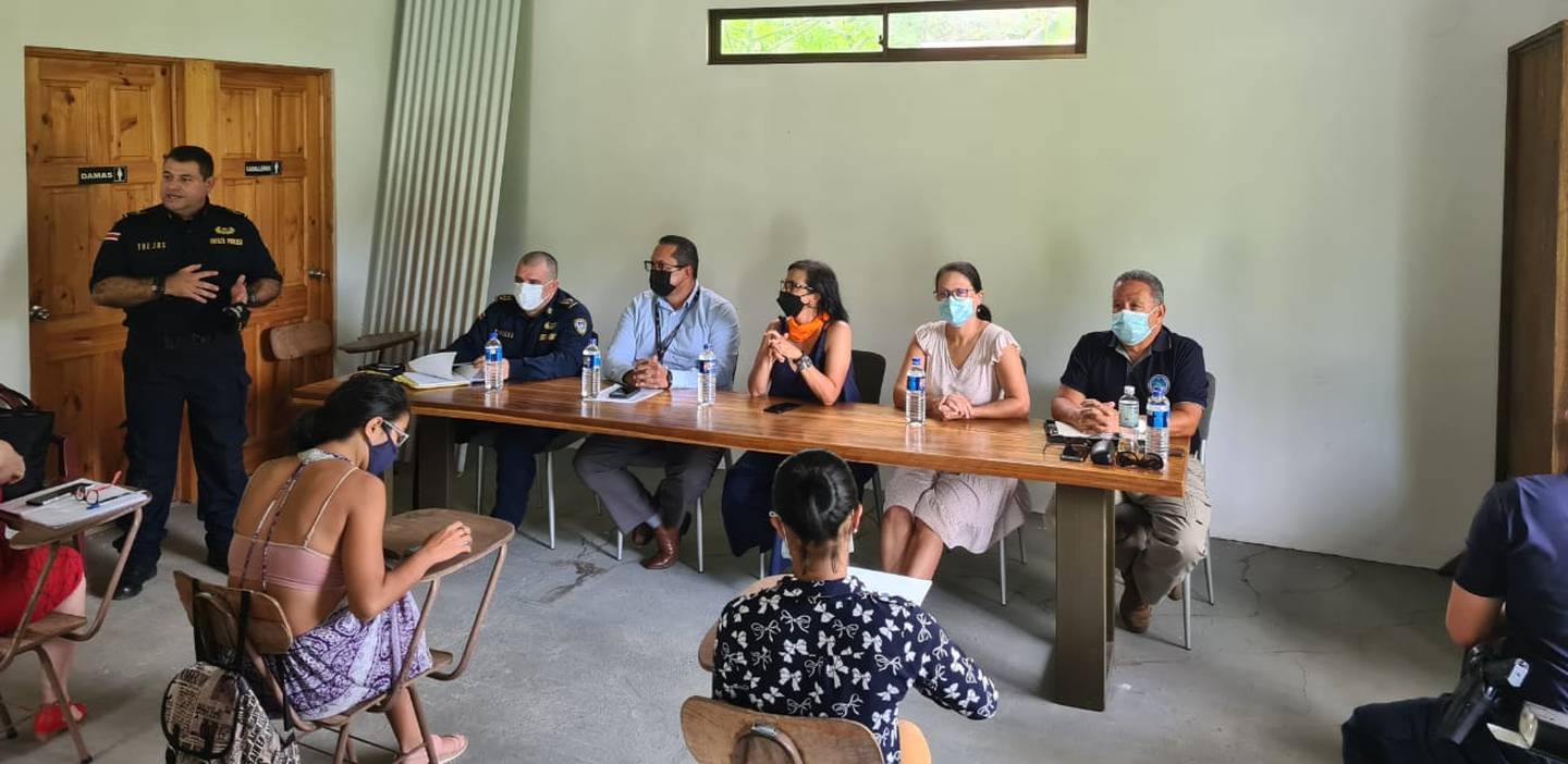 La representación gubernamental se reunió con dirigentes y representantes del sector turístico del distrito de Cahuita y lugares vecinos para orientar esfuerzos en materia de seguridad. Foto: Cortesía Inamu.
