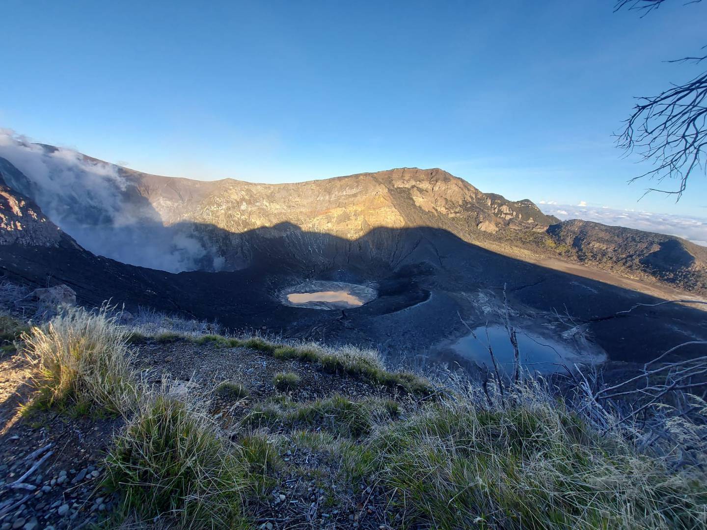 Desde el mirador, los turistas pueden ver tres cráteres, a la izquierda el activo. Los otros dos son sistemas cerrados por donde hubo anteriores ciclos eruptivos. Foto: Cortesía: Reyna Sanchez S.