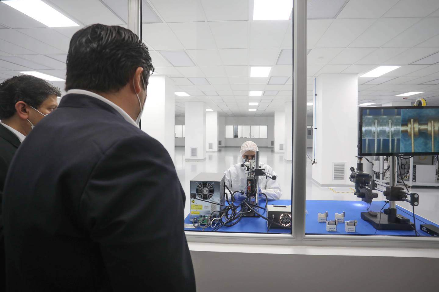 Nevro fabricará en Costa Rica sistemas patentados de estimulación de la médula espinal de alta frecuencia. El presidente de la Repúbica,  Carlos Alvarado, participó en la inauguración. Foto: Julieth Méndez