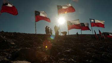 Rescate de mineros chilenos  sufre retraso por enorme roca