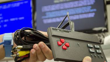 Aficionados a los videojuegos resucitan una antigua consola en Reino Unido