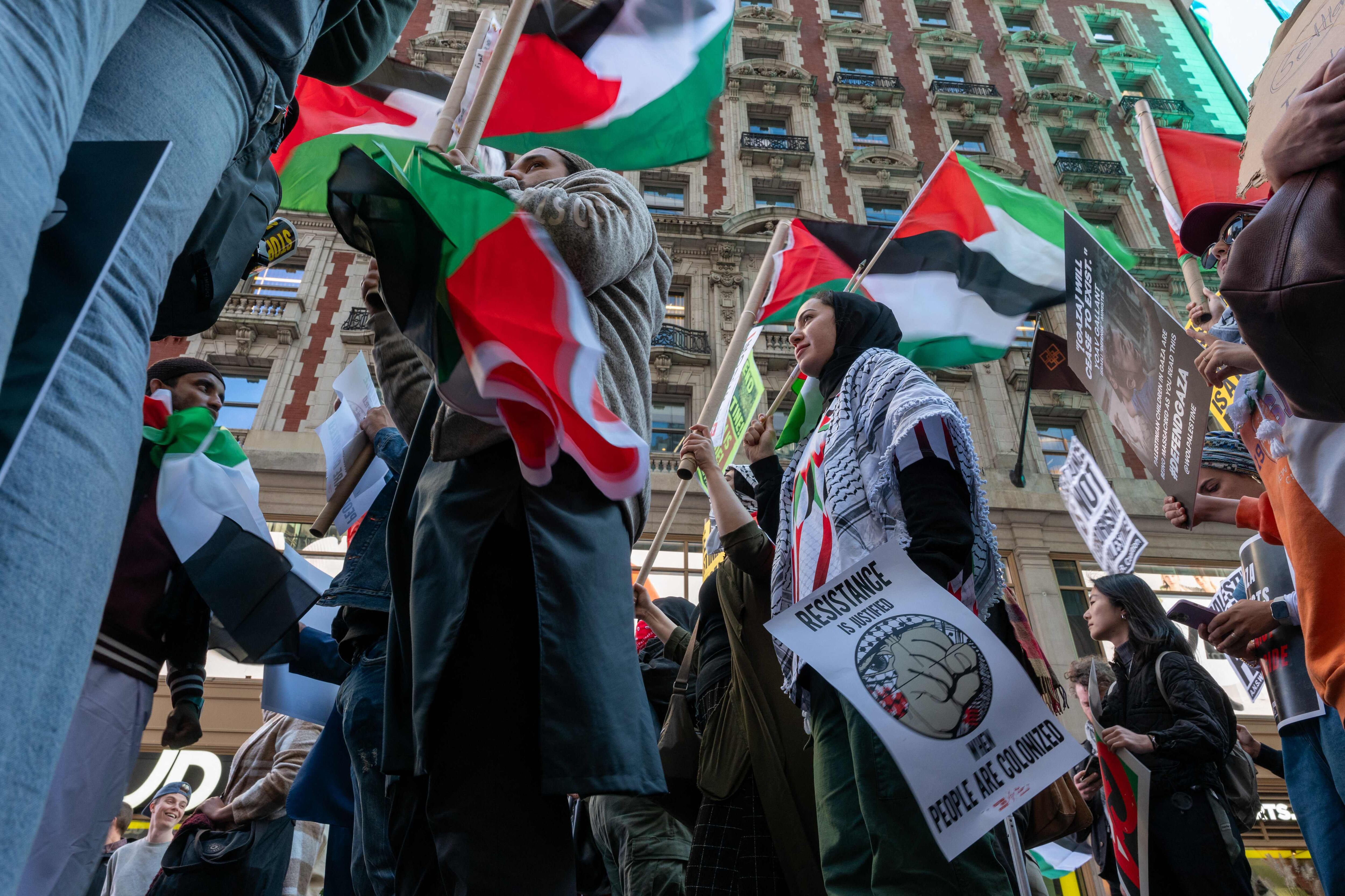 Partidarios de Palestina participan en una manifestación en Times Square, Nueva York, para condenar los recientes combates en Gaza propios de la respuesta de Israel tras el ataque del sábado anterior por parte de Hamás.