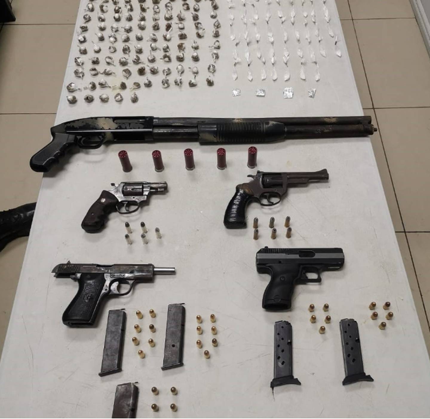 Las armas, drogas, cargadores y municiones quedaron en la fiscalía con un informe para luego ser pasados a un proceso de destrucción. Foto: Cortesía MSP.