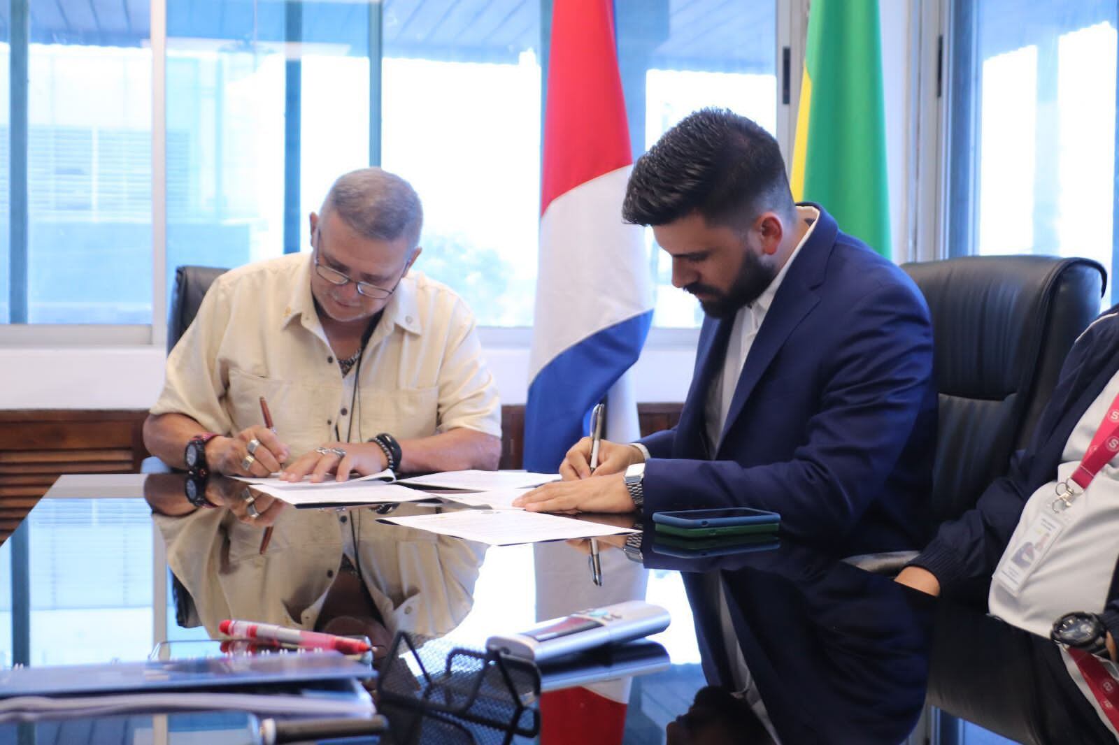 El alcalde de Tibás David Meléndez (izquierda) y el presidente ejecutivo de Incofer,Alvaro Bermúdez (derecha) firmaron un convenio para la construcción de tres pasos a nivel en el cantón. (Cortesía)