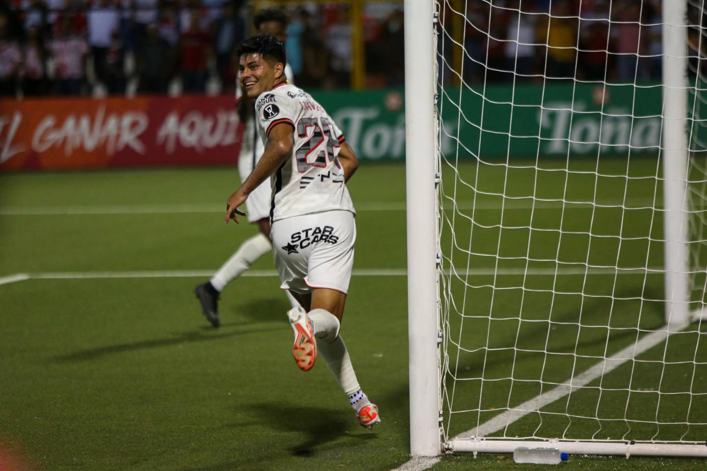 Joshua Navarro fue el anotador del primer gol en el juego de ida de la final de la Copa Centroamericana de Concacaf entre Liga Deportiva Alajuelense y Real Estelí.