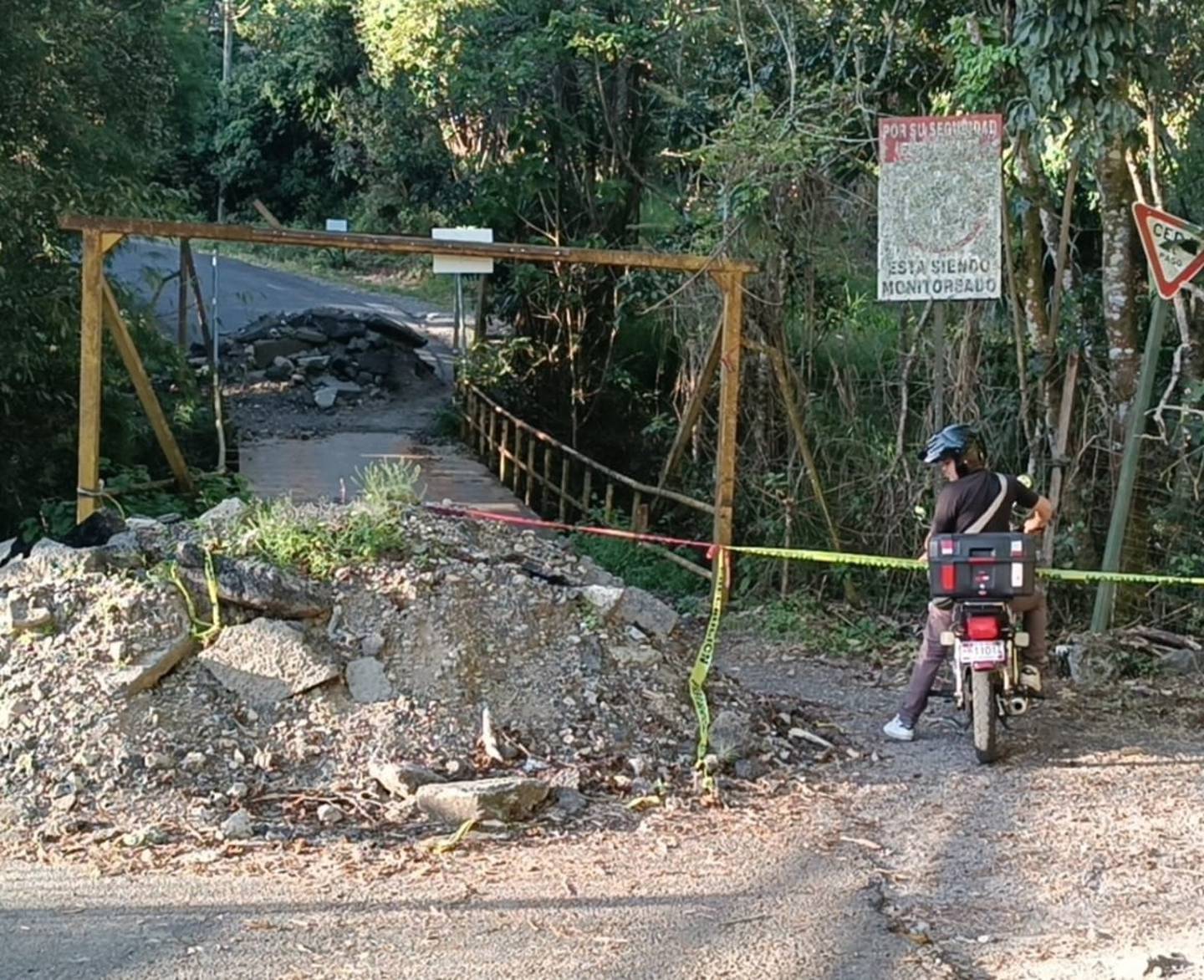 El 31 de julio de este año se dio el cierre de un puente ubicado en La Angelina en Ochomogo, San Nicolás de Cartago. Foto: Keyna Calderón
