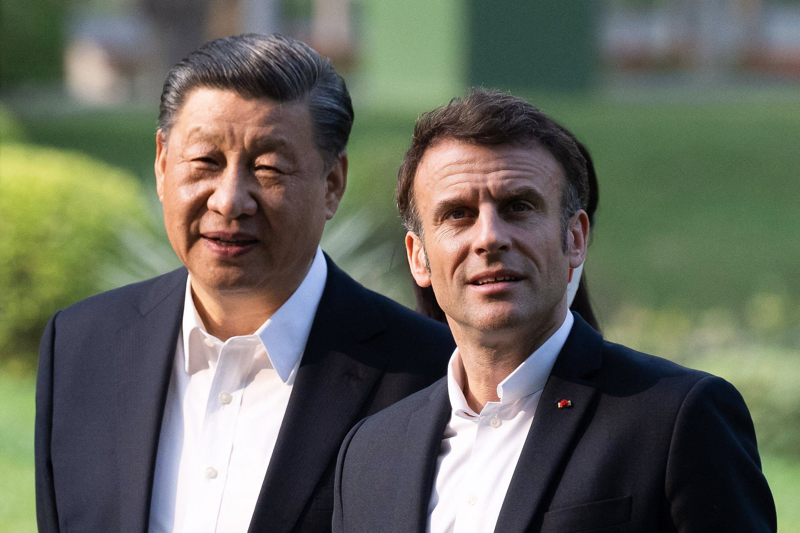 Los presidentes Xi Jingping y Emmanuel Macron se reunieron en China en abril de 2023. Durante en dicha reunión, Macron solicitó a su homólogo chino, que convenciera a Rusia de sentarse a negociar con Ucrania. Foto: Jacques WITT/POOL /AFP