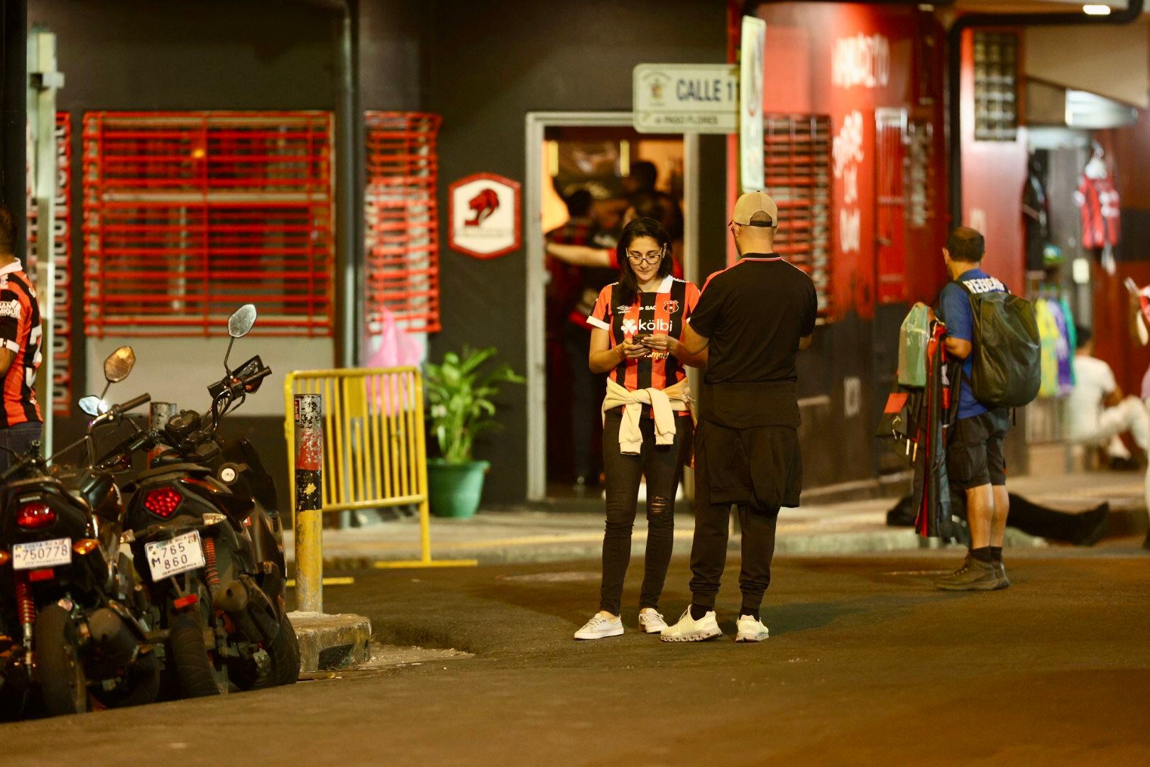 Algunos aficionados de Liga Deportiva Alajuelense decidieron esperar en las afueras del Estadio Alejandro Morera Soto hasta que fuera más cercana la hora del inicio del juego.
