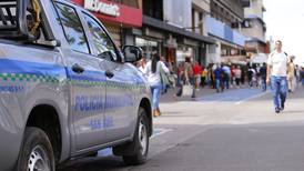 Policía municipal trata de mantener a raya a vendedores ambulantes en la capital