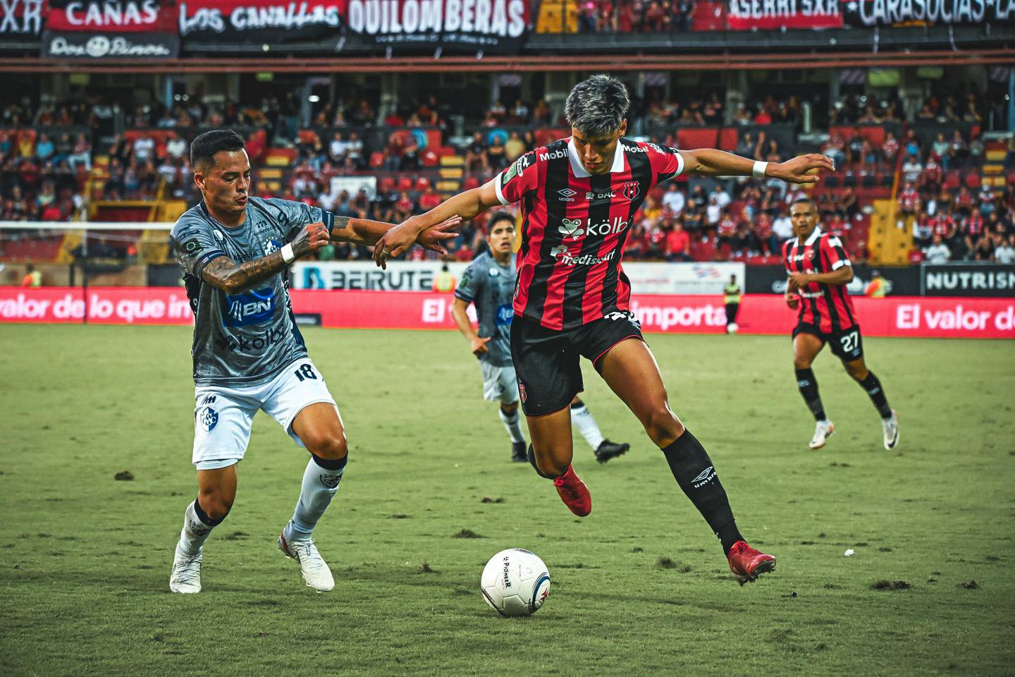 Fernando Lesme se vio esforzado en sus primeros minutos con Liga Deportiva Alajuelense.