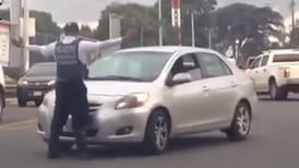 Oficial de Tránsito demanda a mujer que se lo llevó en la tapa del carro