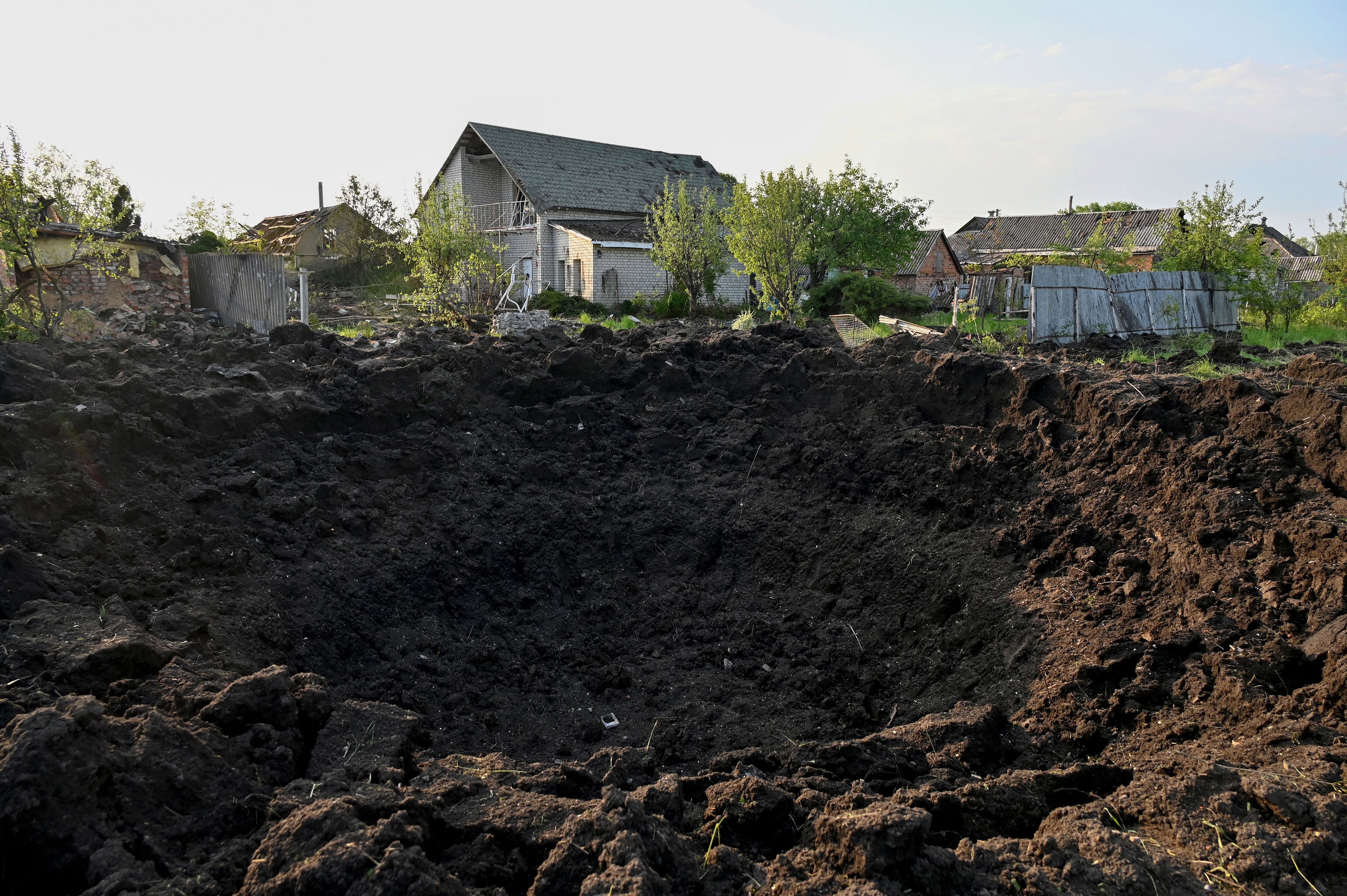 Una fotografía muestra un cráter después de un ataque con misiles en la aldea de Tsirkuny, región de Kharkiv. Como resultado del bombardeo, dos mangueras privadas quedaron completamente destruidas. Un residente local de 52 años murió y dos residentes locales más resultaron heridos.