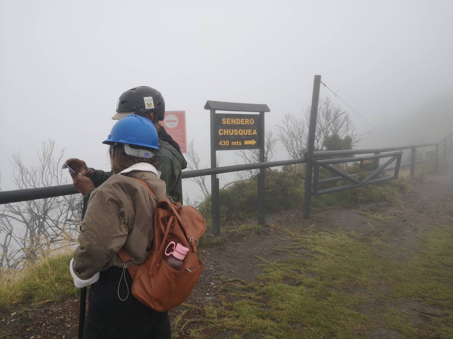 La caminata hasta el mirador es recomendada para personas que acostumbran realizar ejercicio frecuente, pues a diferencia de otros volcanes, se debe escalar por más de cuatro kilómetros. Foto: H. Solano.