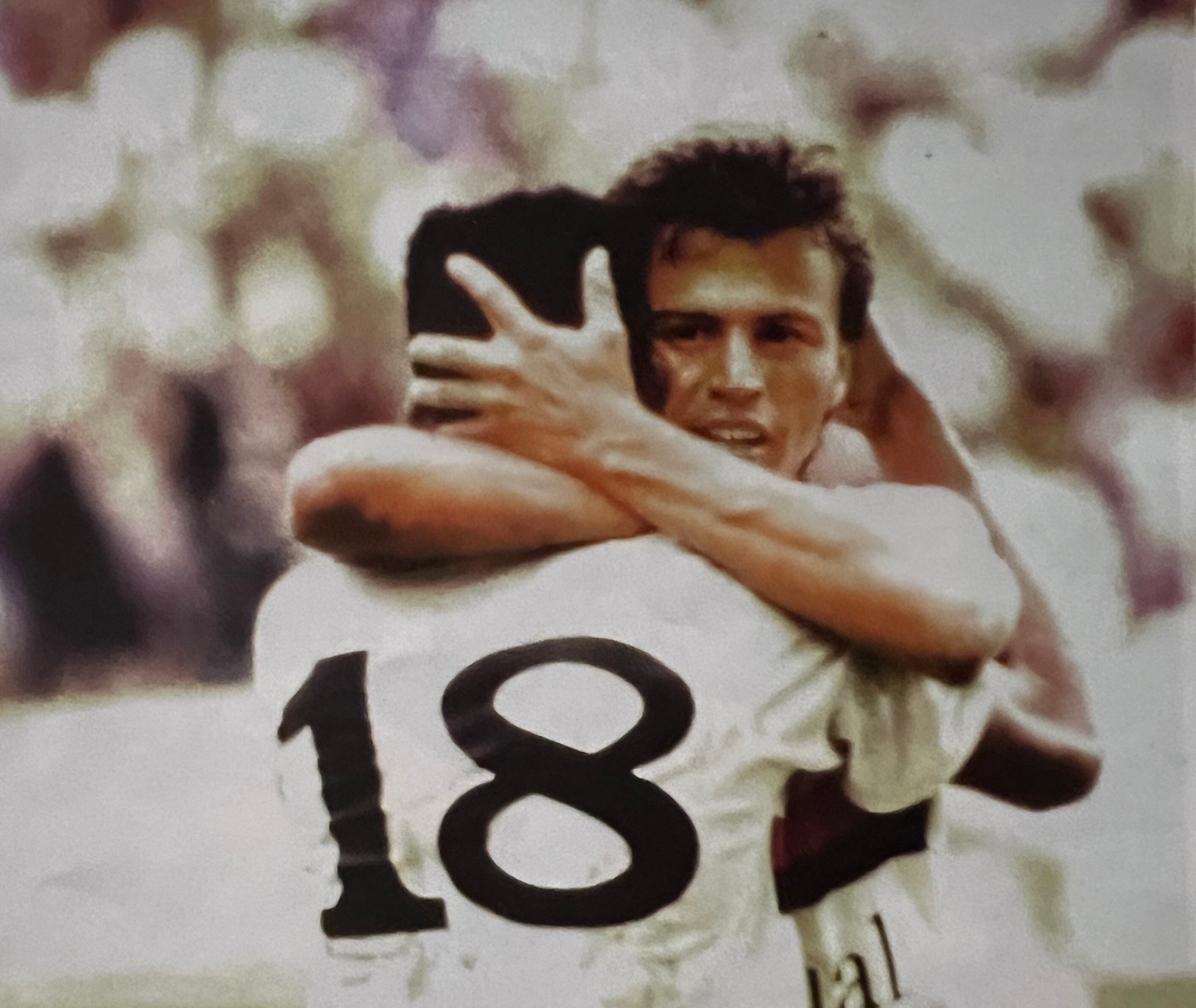 Austin Berry se funde en un abrazo de gol  y de título con Ricardo Chacón, en la final de 1991.