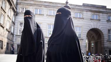 Cantón de Suiza vota por mayoría prohibir el burka en espacio público
