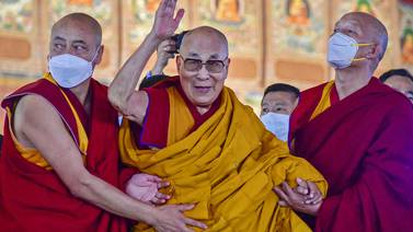 El Dalái Lama pide disculpas a un niño tras besarlo y pedirle que ‘chupe’ su lengua