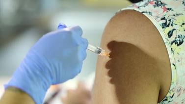 Solo un 0,3% de ticos vacunados contra covid-19 ha reportado efectos adversos
