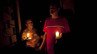 Explosión en planta eléctrica mantiene a oscuras gran parte de Venezuela