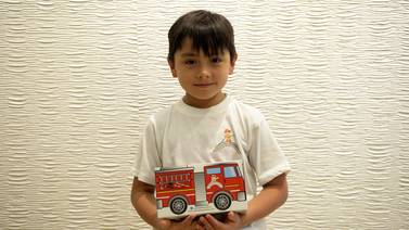 Niño emprendedor crea ‘cajitas de bomberos’ para salvar vidas