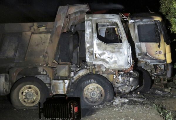 Camiones quemados permanecían a la vera de una ruta en Los Álamos, en la región de Biobío, en el sur de Chile.