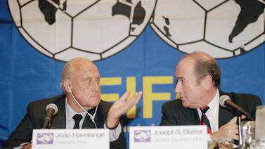 Joseph Blatter: 17 años de escandaloso reinado entre  la torpeza y la absolución