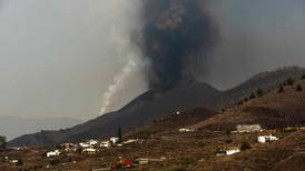 El volcán de Canarias vuelve a escupir ceniza luego de una breve pausa